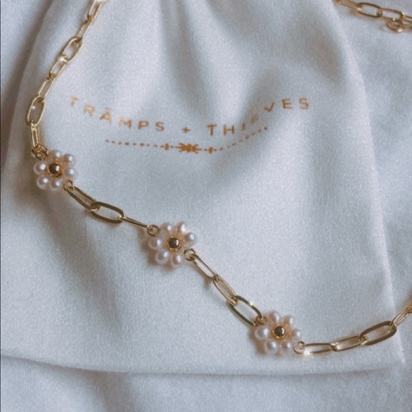 Jewelry - New 🙌🏻🤍 pearl flower necklace